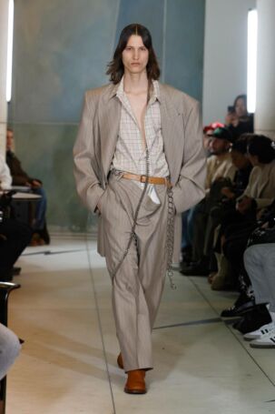 4/30 | Hed Mayner Fall 2025 Menswear | Photo: NOWFASHION.com Hed Mayner Fall 2025 Menswear | Photo: NOWFASHION.com