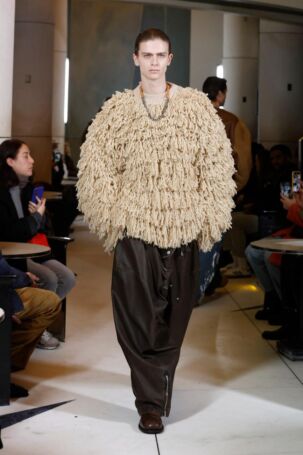 7/30 | Hed Mayner Fall 2025 Menswear | Photo: NOWFASHION.com Hed Mayner Fall 2025 Menswear | Photo: NOWFASHION.com