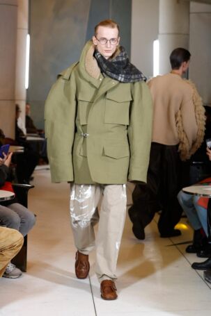 8/30 | Hed Mayner Fall 2025 Menswear | Photo: NOWFASHION.com Hed Mayner Fall 2025 Menswear | Photo: NOWFASHION.com