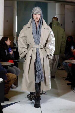 9/30 | Hed Mayner Fall 2025 Menswear | Photo: NOWFASHION.com Hed Mayner Fall 2025 Menswear | Photo: NOWFASHION.com