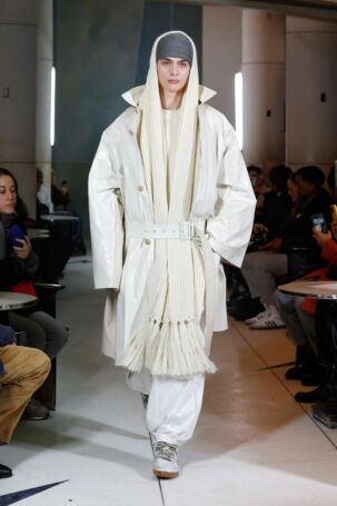 10/30 | Hed Mayner Fall 2025 Menswear | Photo: NOWFASHION.com Hed Mayner Fall 2025 Menswear | Photo: NOWFASHION.com