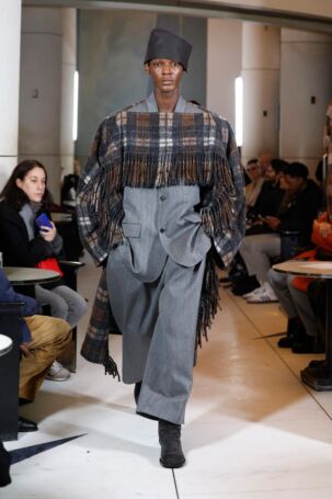 12/30 | Hed Mayner Fall 2025 Menswear | Photo: NOWFASHION.com Hed Mayner Fall 2025 Menswear | Photo: NOWFASHION.com