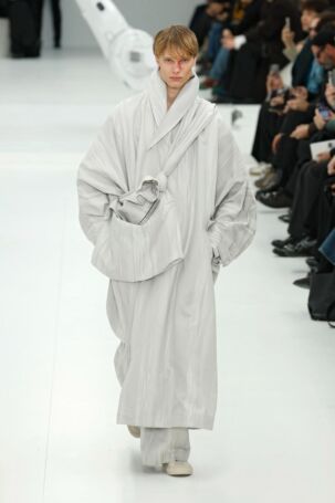 6/52 | Homme Plissé Issey Miyake Fall 2025 Menswear | Photo: NOWFASHION.com Homme Plissé Issey Miyake Fall 2025 Menswear | Photo: NOWFASHION.com
