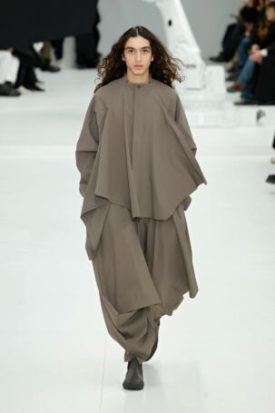 9/52 | Homme Plissé Issey Miyake Fall 2025 Menswear | Photo: NOWFASHION.com Homme Plissé Issey Miyake Fall 2025 Menswear | Photo: NOWFASHION.com