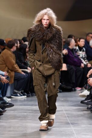 1/70 | Sacai Fall 2025 Menswear | Photo: NOWFASHION.com Sacai Fall 2025 Menswear | Photo: NOWFASHION.com