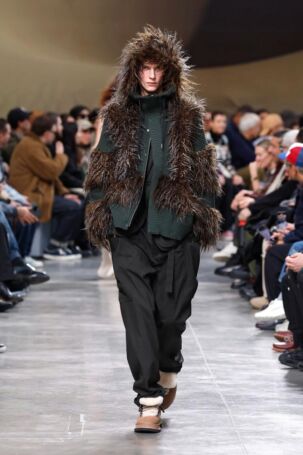 2/70 | Sacai Fall 2025 Menswear | Photo: NOWFASHION.com Sacai Fall 2025 Menswear | Photo: NOWFASHION.com
