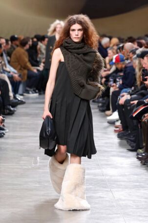 3/70 | Sacai Fall 2025 Menswear | Photo: NOWFASHION.com Sacai Fall 2025 Menswear | Photo: NOWFASHION.com
