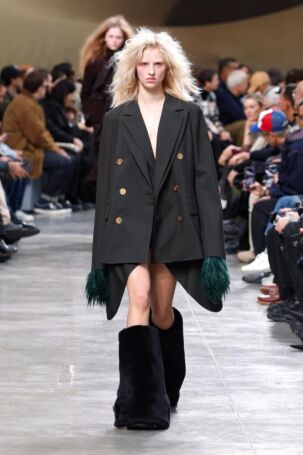 4/70 | Sacai Fall 2025 Menswear | Photo: NOWFASHION.com Sacai Fall 2025 Menswear | Photo: NOWFASHION.com
