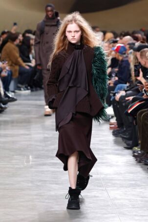 5/70 | Sacai Fall 2025 Menswear | Photo: NOWFASHION.com Sacai Fall 2025 Menswear | Photo: NOWFASHION.com