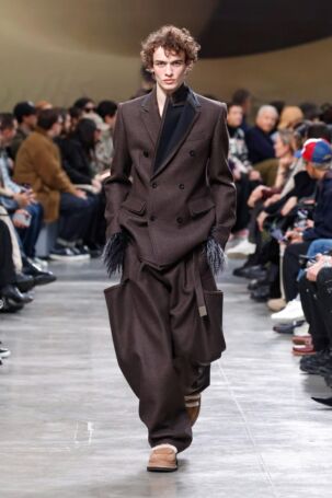 7/70 | Sacai Fall 2025 Menswear | Photo: NOWFASHION.com Sacai Fall 2025 Menswear | Photo: NOWFASHION.com