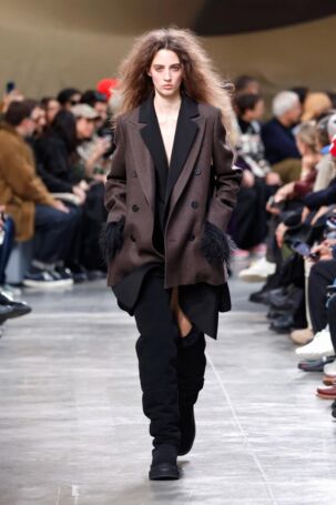 9/70 | Sacai Fall 2025 Menswear | Photo: NOWFASHION.com Sacai Fall 2025 Menswear | Photo: NOWFASHION.com