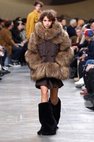 10/70 | Sacai Fall 2025 Menswear | Photo: NOWFASHION.com Sacai Fall 2025 Menswear | Photo: NOWFASHION.com