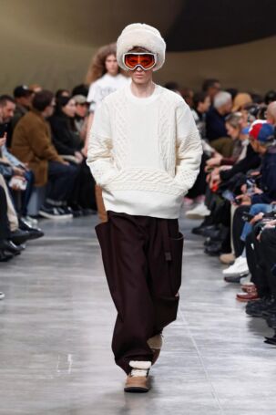 12/70 | Sacai Fall 2025 Menswear | Photo: NOWFASHION.com Sacai Fall 2025 Menswear | Photo: NOWFASHION.com