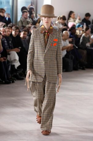 1/33 | Walter Van Beirendonck Fall 2025 Menswear | Photo: NOWFASHION.com Walter Van Beirendonck Fall 2025 Menswear | Photo: NOWFASHION.com