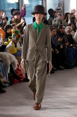 2/33 | Walter Van Beirendonck Fall 2025 Menswear | Photo: NOWFASHION.com Walter Van Beirendonck Fall 2025 Menswear | Photo: NOWFASHION.com