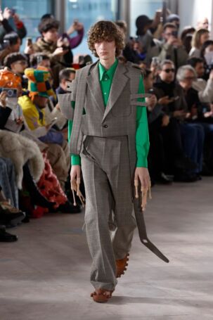 3/33 | Walter Van Beirendonck Fall 2025 Menswear | Photo: NOWFASHION.com Walter Van Beirendonck Fall 2025 Menswear | Photo: NOWFASHION.com