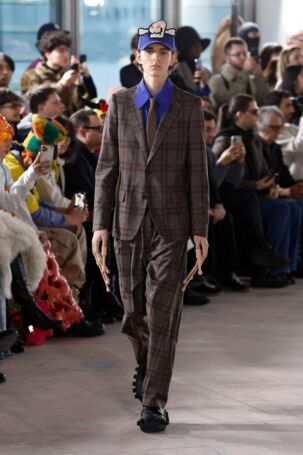 4/33 | Walter Van Beirendonck Fall 2025 Menswear | Photo: NOWFASHION.com Walter Van Beirendonck Fall 2025 Menswear | Photo: NOWFASHION.com
