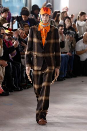 7/33 | Walter Van Beirendonck Fall 2025 Menswear | Photo: NOWFASHION.com Walter Van Beirendonck Fall 2025 Menswear | Photo: NOWFASHION.com