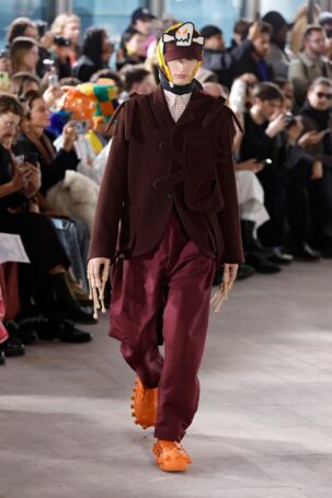 10/33 | Walter Van Beirendonck Fall 2025 Menswear | Photo: NOWFASHION.com Walter Van Beirendonck Fall 2025 Menswear | Photo: NOWFASHION.com