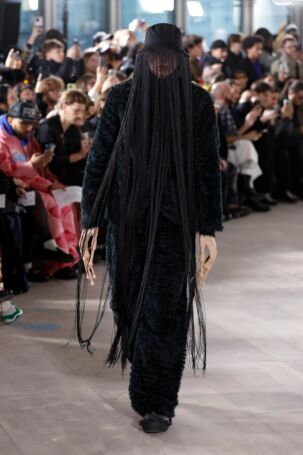11/33 | Walter Van Beirendonck Fall 2025 Menswear | Photo: NOWFASHION.com Walter Van Beirendonck Fall 2025 Menswear | Photo: NOWFASHION.com