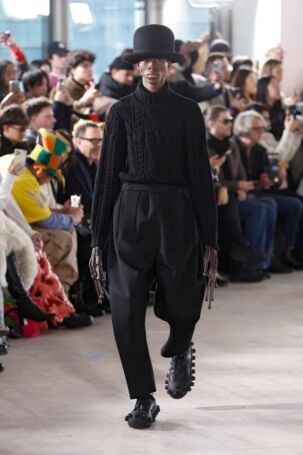 12/33 | Walter Van Beirendonck Fall 2025 Menswear | Photo: NOWFASHION.com Walter Van Beirendonck Fall 2025 Menswear | Photo: NOWFASHION.com