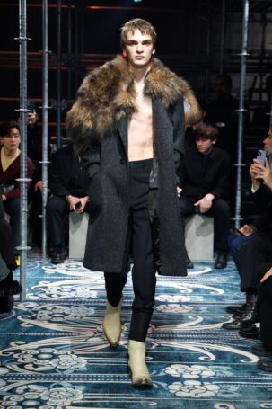 2/56 | Prada Fall 2025 Menswear | Photo: NOWFASHION.com Prada Fall 2025 Menswear | Photo: NOWFASHION.com