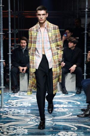 3/56 | Prada Fall 2025 Menswear | Photo: NOWFASHION.com Prada Fall 2025 Menswear | Photo: NOWFASHION.com