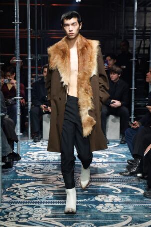 6/56 | Prada Fall 2025 Menswear | Photo: NOWFASHION.com Prada Fall 2025 Menswear | Photo: NOWFASHION.com