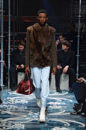7/56 | Prada Fall 2025 Menswear | Photo: NOWFASHION.com Prada Fall 2025 Menswear | Photo: NOWFASHION.com