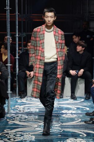 9/56 | Prada Fall 2025 Menswear | Photo: NOWFASHION.com Prada Fall 2025 Menswear | Photo: NOWFASHION.com