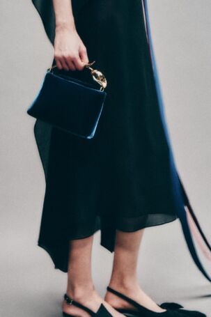 4/19 | Details at Erdem Pre-Fall 2025 | Photo: Ruby Pluhar | Courtesy of Erdem Details at Erdem Pre-Fall 2025 | Photo: Ruby Pluhar | Courtesy of Erdem
