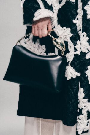 5/19 | Details at Erdem Pre-Fall 2025 | Photo: Ruby Pluhar | Courtesy of Erdem Details at Erdem Pre-Fall 2025 | Photo: Ruby Pluhar | Courtesy of Erdem