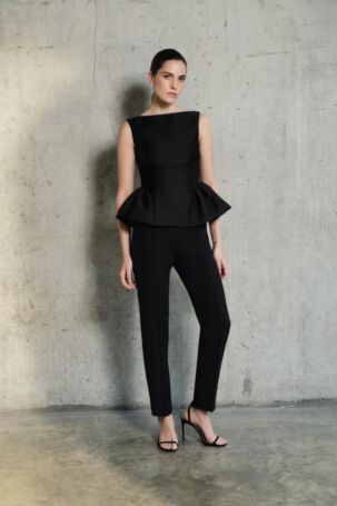 1/33 | Roland Mouret | Pre-Fall 2025 | Courtesy of Roland Mouret Roland Mouret | Pre-Fall 2025 | Courtesy of Roland Mouret