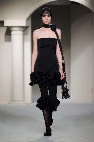 1/34 | YIRANTIAN Spring 2025 | Photo: Jia Cheng | Courtesy of YIRANTIAN YIRANTIAN Spring 2025 | Photo: Jia Cheng | Courtesy of YIRANTIAN