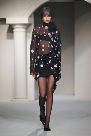 2/34 | YIRANTIAN Spring 2025 | Photo: Jia Cheng | Courtesy of YIRANTIAN YIRANTIAN Spring 2025 | Photo: Jia Cheng | Courtesy of YIRANTIAN