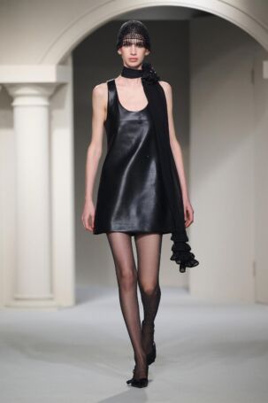 3/34 | YIRANTIAN Spring 2025 | Photo: Jia Cheng | Courtesy of YIRANTIAN YIRANTIAN Spring 2025 | Photo: Jia Cheng | Courtesy of YIRANTIAN