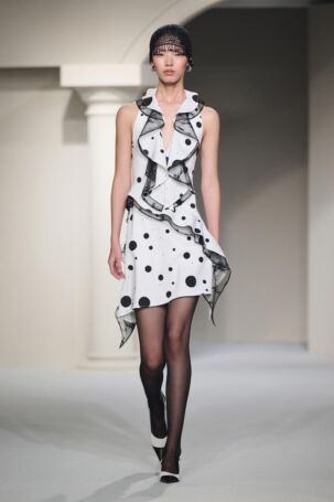 5/34 | YIRANTIAN Spring 2025 | Photo: Jia Cheng | Courtesy of YIRANTIAN YIRANTIAN Spring 2025 | Photo: Jia Cheng | Courtesy of YIRANTIAN