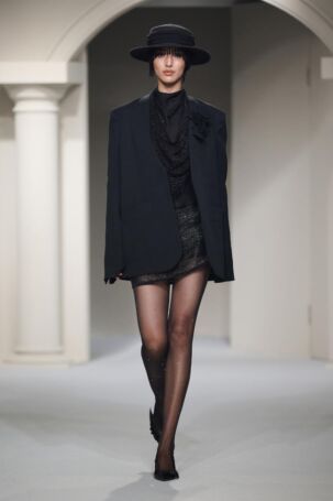 6/34 | YIRANTIAN Spring 2025 | Photo: Jia Cheng | Courtesy of YIRANTIAN YIRANTIAN Spring 2025 | Photo: Jia Cheng | Courtesy of YIRANTIAN