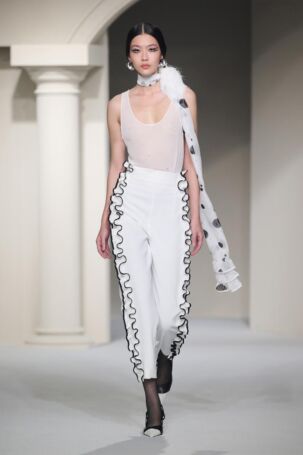 7/34 | YIRANTIAN Spring 2025 | Photo: Jia Cheng | Courtesy of YIRANTIAN YIRANTIAN Spring 2025 | Photo: Jia Cheng | Courtesy of YIRANTIAN