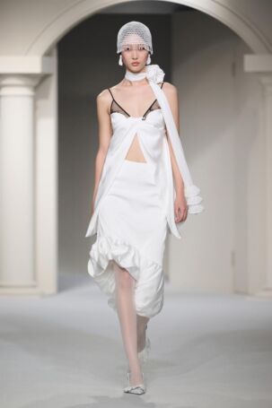 9/34 | YIRANTIAN Spring 2025 | Photo: Jia Cheng | Courtesy of YIRANTIAN YIRANTIAN Spring 2025 | Photo: Jia Cheng | Courtesy of YIRANTIAN