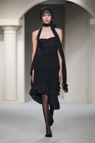 10/34 | YIRANTIAN Spring 2025 | Photo: Jia Cheng | Courtesy of YIRANTIAN YIRANTIAN Spring 2025 | Photo: Jia Cheng | Courtesy of YIRANTIAN