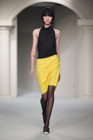 11/34 | YIRANTIAN Spring 2025 | Photo: Jia Cheng | Courtesy of YIRANTIAN YIRANTIAN Spring 2025 | Photo: Jia Cheng | Courtesy of YIRANTIAN