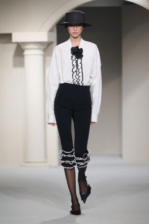 12/34 | YIRANTIAN Spring 2025 | Photo: Jia Cheng | Courtesy of YIRANTIAN YIRANTIAN Spring 2025 | Photo: Jia Cheng | Courtesy of YIRANTIAN