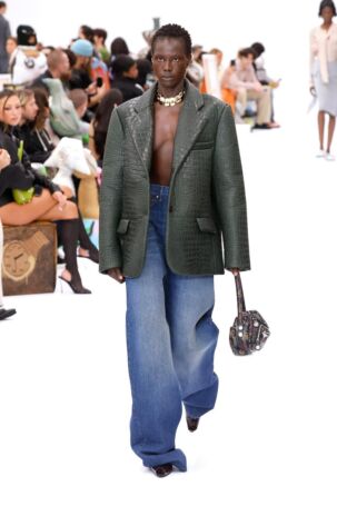 3/51 | Acne Studios Spring 2025 | Photo: NOWFASHION.com Acne Studios Spring 2025 | Photo: NOWFASHION.com