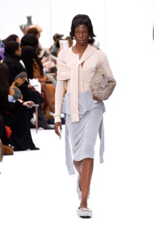 4/51 | Acne Studios Spring 2025 | Photo: NOWFASHION.com Acne Studios Spring 2025 | Photo: NOWFASHION.com