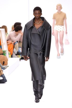 10/51 | Acne Studios Spring 2025 | Photo: NOWFASHION.com Acne Studios Spring 2025 | Photo: NOWFASHION.com