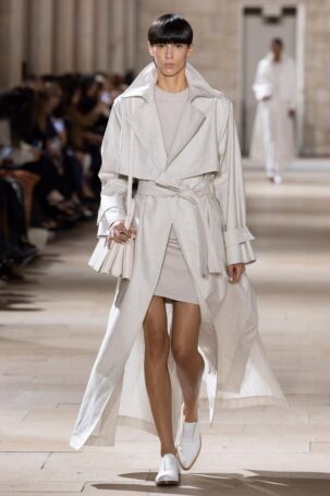 1/58 | Akris Spring 2025 | Photo: NOWFASHION.com Akris Spring 2025 | Photo: NOWFASHION.com