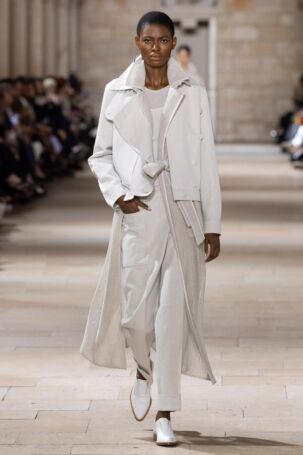 2/58 | Akris Spring 2025 | Photo: NOWFASHION.com Akris Spring 2025 | Photo: NOWFASHION.com
