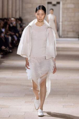 3/58 | Akris Spring 2025 | Photo: NOWFASHION.com Akris Spring 2025 | Photo: NOWFASHION.com