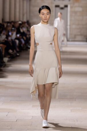 4/58 | Akris Spring 2025 | Photo: NOWFASHION.com Akris Spring 2025 | Photo: NOWFASHION.com